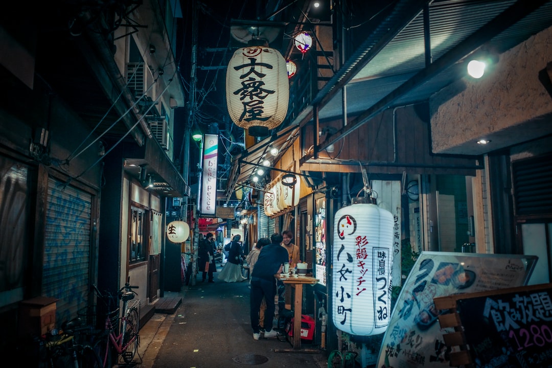 Food and Coffee Without Breaking the Walk's Rhythm